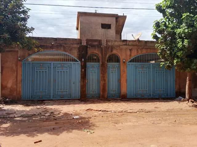 Bâtiment de 300 m² à vendre — Rimkiéta (Secteur 16) — photo 1
