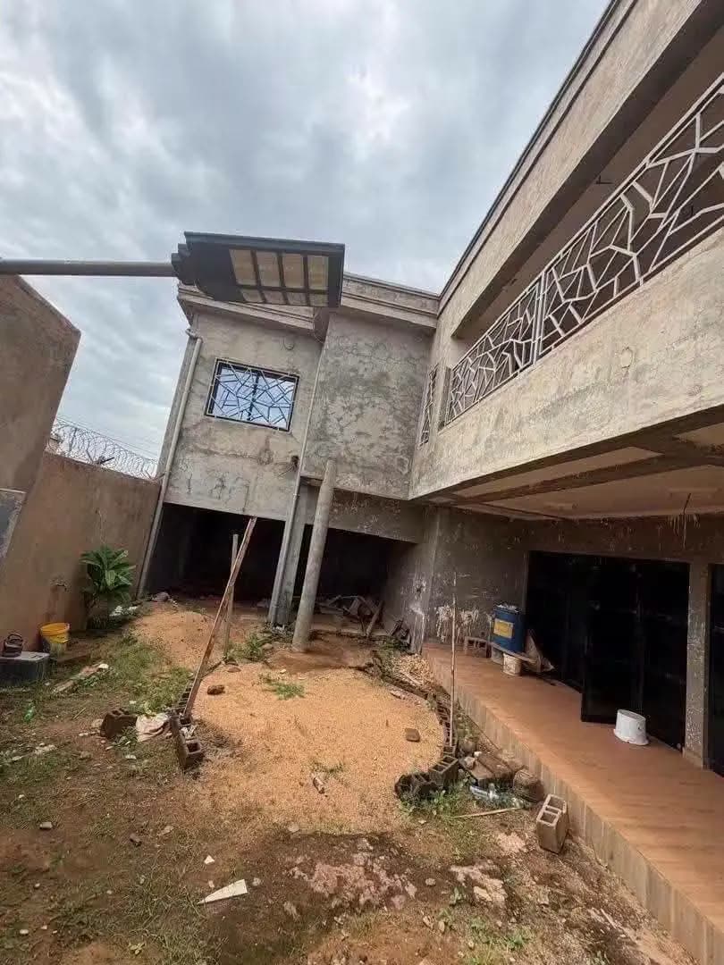 Duplex R+1 achevé à 80 % à vendre — Ouaga 2000, Cité ASECNA — photo 1