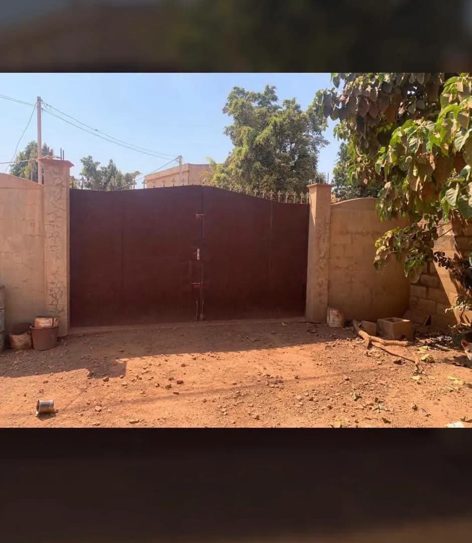 Terrain clos avec construction en cours — Secteur 48 — photo 1